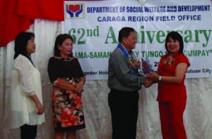 (From right) Mayor Jenny de Asis of San Francisco, Agusan del Sur accepts the plaque of recognition from Undersecretary Mateo G. Montano while directors Mercedita P. Jabagat and Minda B. Brigoli look on.