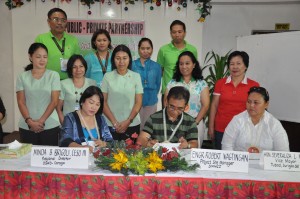 From left to right. Regional Director Minda B. Brigoli of DSWD Caraga, Engr. Robert F. Wagtingan, Project Site Manager of SMMC, Inc., and Hon. Severaliza L. Macula, Vice Mayor of Tubod, SdN sign the Memorandum of Agreement (MOA) of partnership. Behind them are the witnesses from different parties.