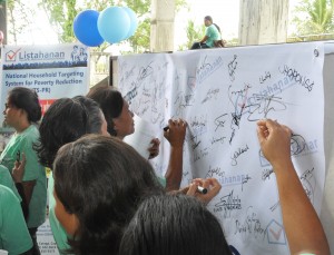 Pantawid Pamilya beneficiaries affirm their support to Listahanan through their signatures.