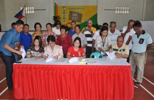 (From left to right) Honorable Mayor Jasmin Monton of Jabonga, AdN, Regional Director Minda Brigoli of DSWD Caraga, and Provincial Administrator Persianita Racho of Agusan del Norte, sign the Memorandum of Agreement (MOA) during the launching of Kalahi-CIDSS PAyapa at MAsaganang PamayaNAn (PAMANA) Project Cycle 1 on February 24, 2014 in Jabonga. 