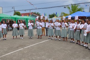 Grateful 3rd and 4th year students of Agusan Pequeño National High School annex campus in Brgy.Pagatpatan, Butuan City express their warm thanks, through a chant, to DSWD’s Kalahi-CIDSS CDD Urban Pilot Project, B/MLGU, and the community volunteers who converged to realize the concrete and flood-resilient classrooms in their school.