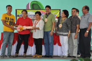 The community volunteers receive the key of responsibilities for the 2 two (2) sub-projects of the KC-CDD Urban Pilot Project in Doongan, Butuan City