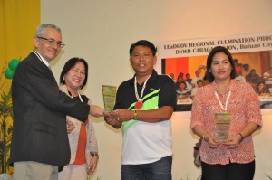 From left to right. AECID Deputy Program Coordinator General Ignacio Cabria, and DSWD-XIII Regional Director Minda Brigoli award the plaque of appreciation for the strong support of the local chief executives of tagbina and jabonga in the persons of Hon. Generoso Naraiso and Hon. Jasmin Monton. 