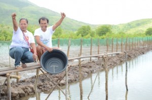 KINAYA AT ITUTULOY ANG PAGBABAGO. Marilyn Gante along with her husband after freeing the crabs