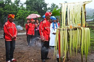 Shower of Blessings. Community volunteers of Sitio Durian, Brgy. Lucac, San Francisco, AdS started the inauguration of their primary school building sub-project with a ritual called “Panawagtawag”.  The “Panatawag” is one of the many traditional rituals of Manobos performed in any endeavours to call upon the spirits of nature for guidance and blessings.