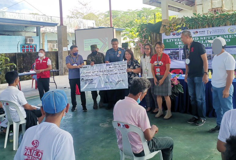 Dswd Distributes P1 38m As Livelihood Aid To 69 Former Rebels Dswd Field Office Caraga